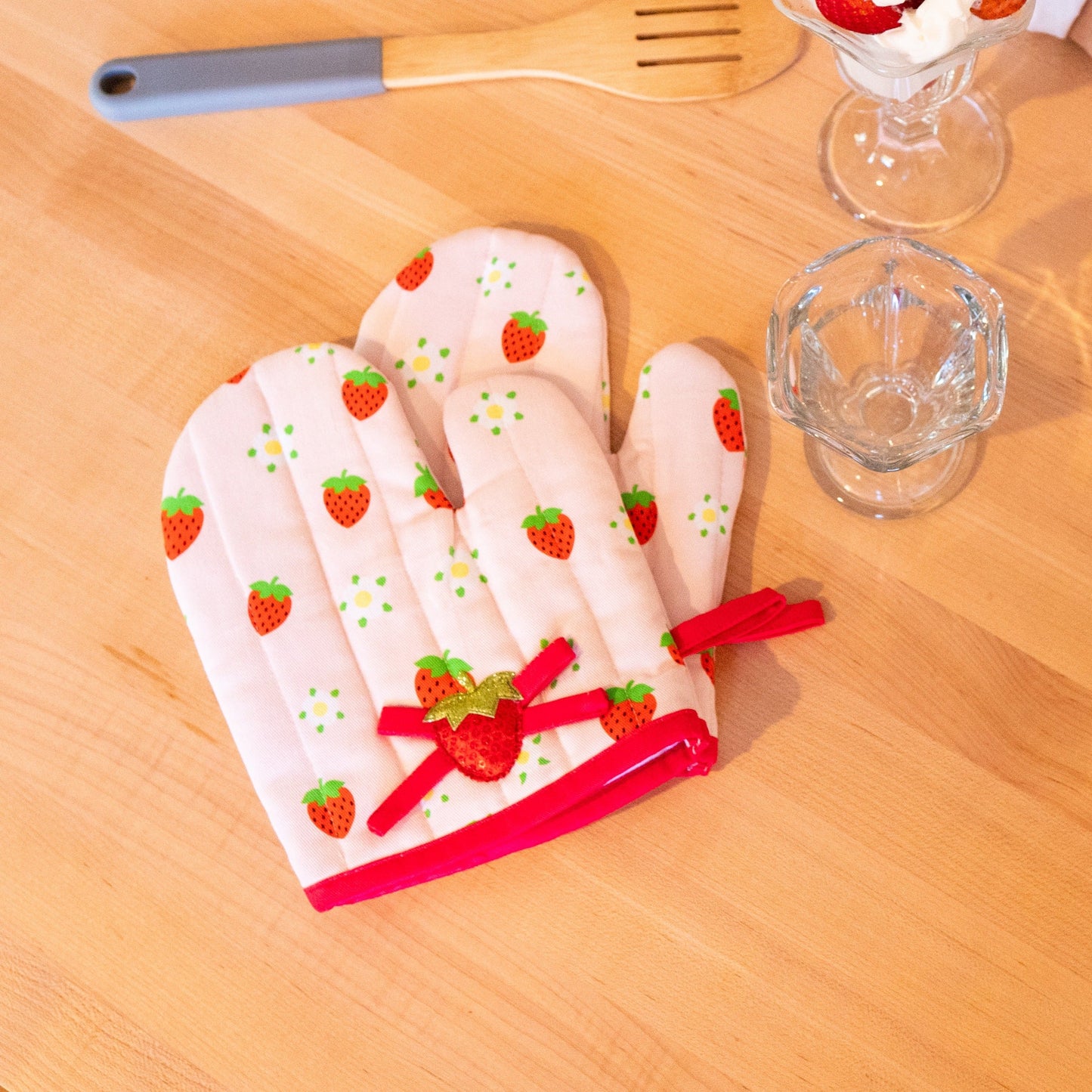A Leading Role x Strawberry Shortcake Premium Adult Cooking Mitts